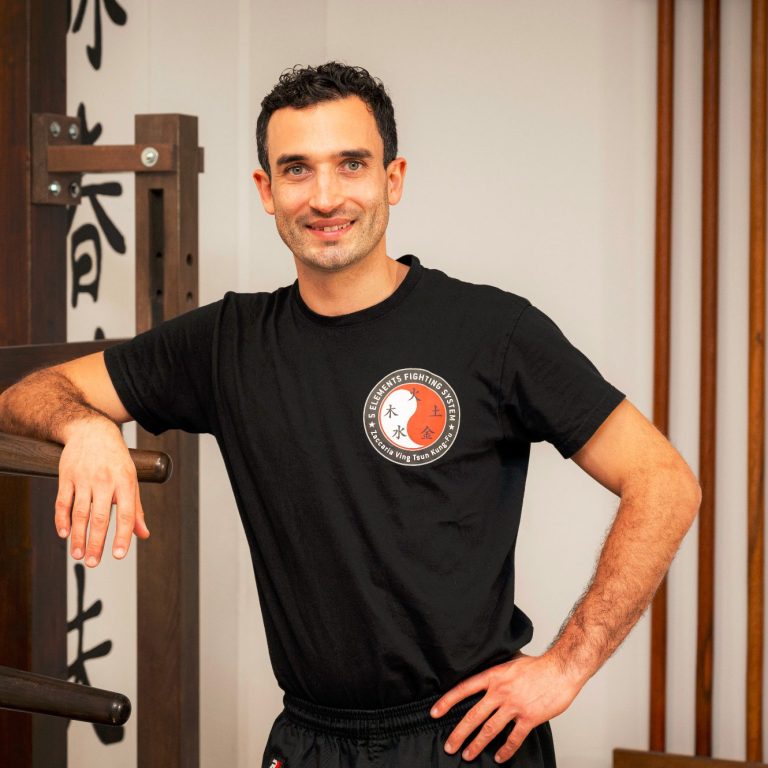 In diesem Bild ist der Leiter des Akbary Ving Tsun Kung-Fu in Stuttgart West zu sehen.