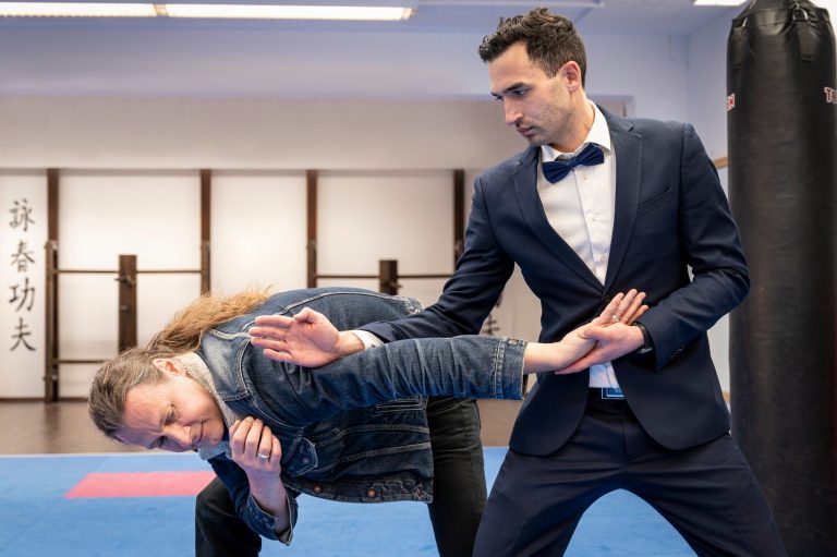 Das Bild zeigt zwei Personen, die das Ving Tsun Pratzentraining üben. Es ist zu sehen, dass beide Personen viel Spass beim Training haben. 