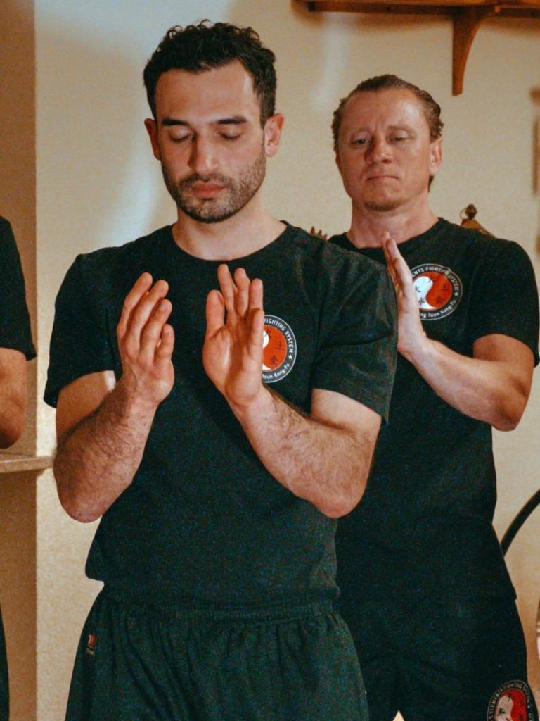 In diesem Bild ist eine Position dargestellt, welche für die Ving Tsun-Atmung verwendet wird.